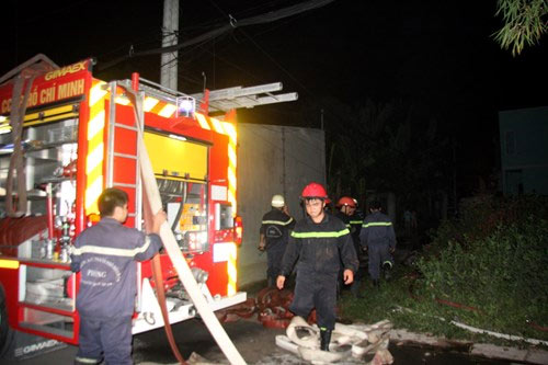 Cháy cơ sở gỗ trong đêm, 5 công nhân thoát chết - 2