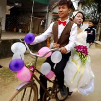 Bạn trẻ - Cuộc sống - Chú rể 9x rước dâu bằng xe đạp cà tàng