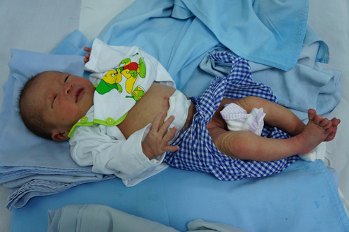 Trẻ sơ sinh bị kiến cắn: Người nhặt xin nuôi - 2