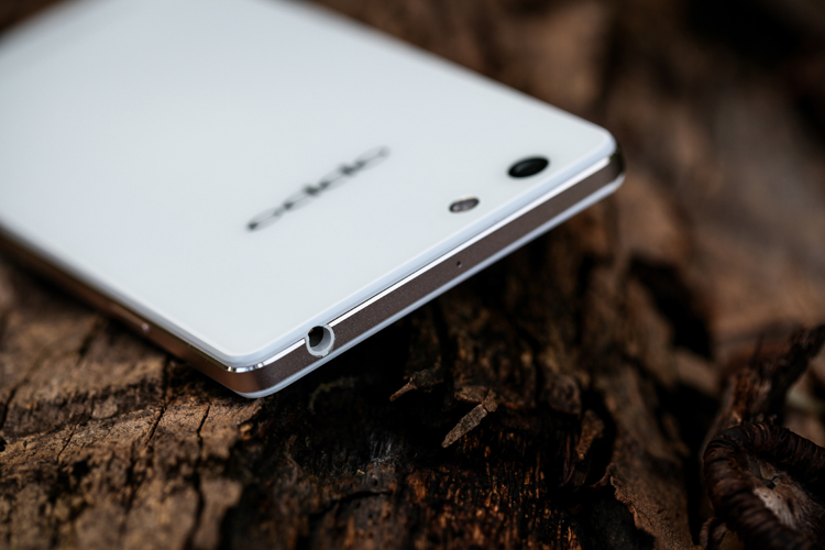 Oppo vừa chính thức ra mắt chiếc R1, một chiếc điện thoại thông minh Android mới đã bị rò rỉ hình ảnh hồi đầu tháng này, nhấn mạnh vào khả năng chụp ảnh trong điều kiện thiếu sáng tốt.
