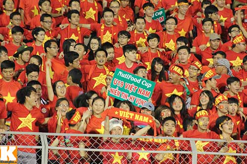 CĐV vẫn cháy hết mình với U19 VN - 1