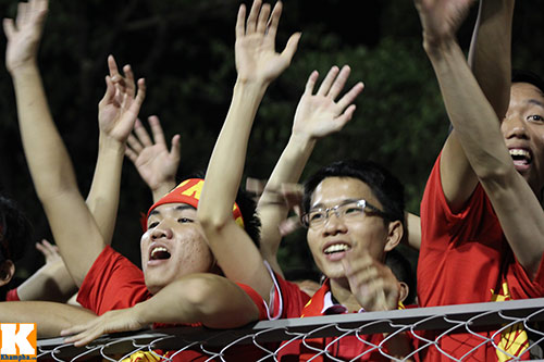 CĐV vẫn cháy hết mình với U19 VN - 2