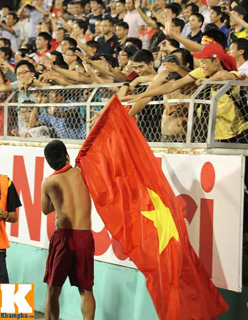 CĐV vẫn cháy hết mình với U19 VN - 3
