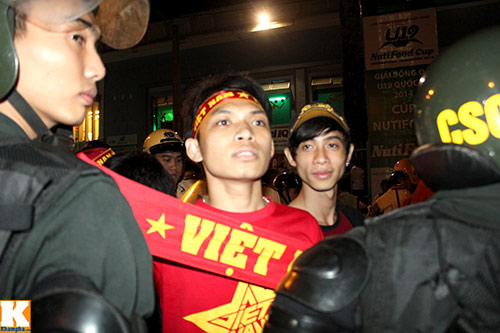 CĐV vẫn cháy hết mình với U19 VN - 7