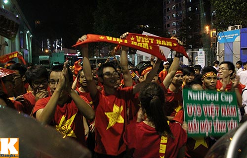 CĐV vẫn cháy hết mình với U19 VN - 8