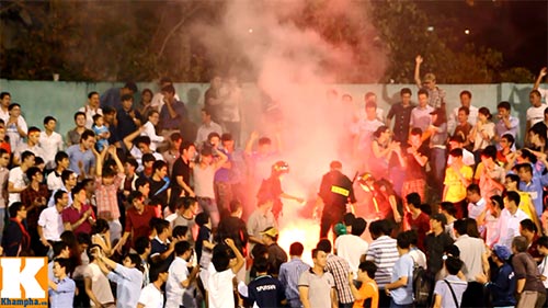 CĐV vẫn cháy hết mình với U19 VN - 4