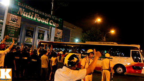 CĐV vẫn cháy hết mình với U19 VN - 9