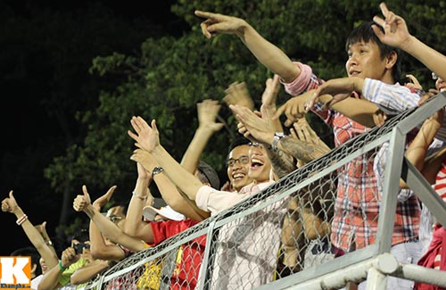 CĐV vẫn cháy hết mình với U19 VN - 1