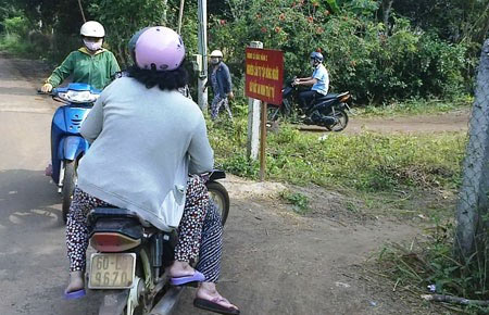 Rộ tin đồn cháu bé sờ, vuốt chữa bệnh - 1