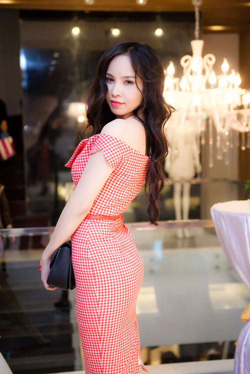 Ngọc Bích khoe đường cong “nảy lửa” - 2