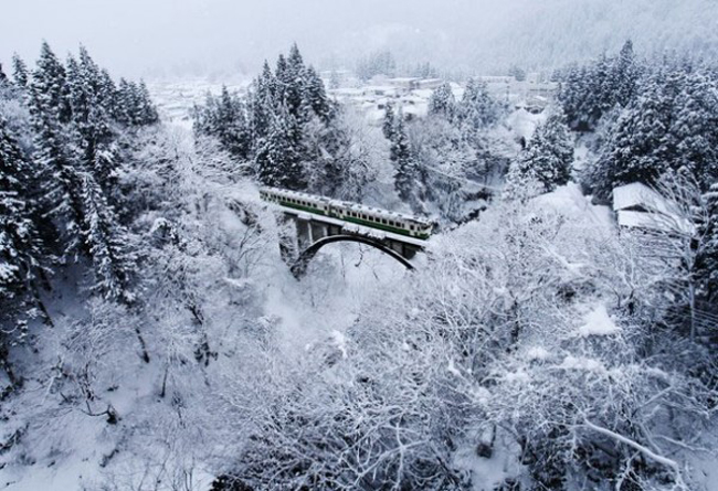 Aizu là một trong những địa điểm có tuyết rơi dày nhất tại Nhật Bản.

