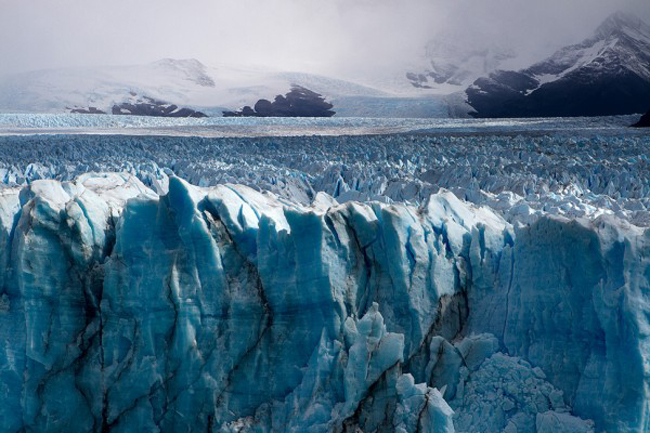 Đến với Perito Moreno du khách có thể tản bộ dọc hai bên bờ, hay leo lên những khối băng để khám phá khung cảnh tuyệt vời của vùng đất lạnh giá này.
