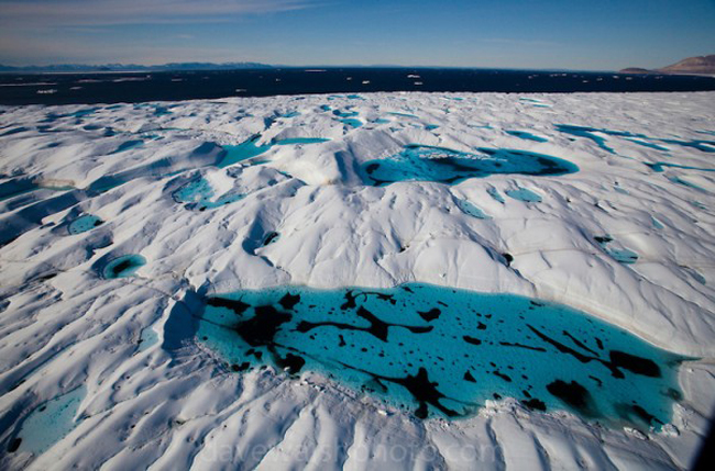 Sông xanh nằm ở Greenland (Đan Mạch), được bắt nguồn từ dòng sông băng tan chảy, do đó hình dạng của nó thay đổi hàng năm.
