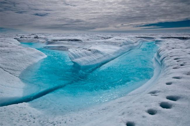 Hình ảnh những dòng nước trong xanh hòa quyện với những tảng băng trắng xóa chắc chắn sẽ mang đến cho du khách những trải nghiệm vô cùng thú vị.
