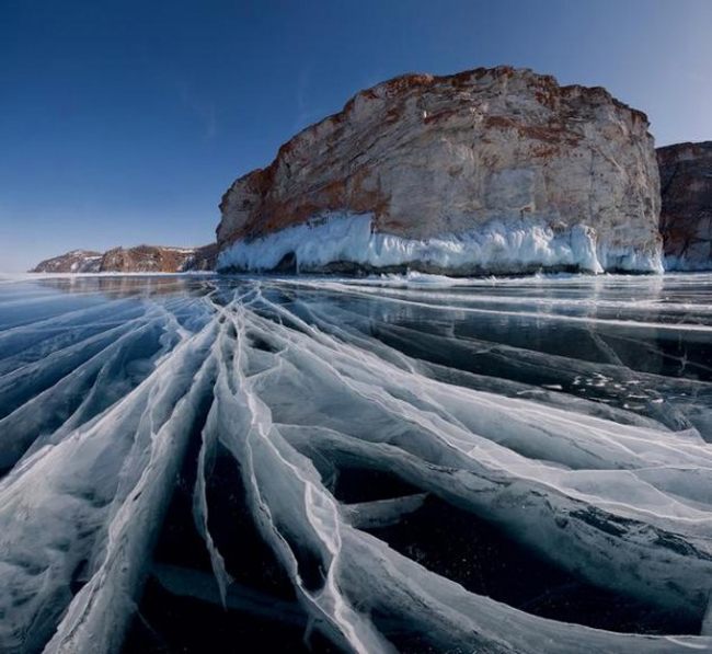 Đặc biệt vào mùa đông nước trong hồ đóng băng trông giống như một tấm gương khổng lồ trên mặt nước tạo nên cảnh tượng tuyệt đẹp.
