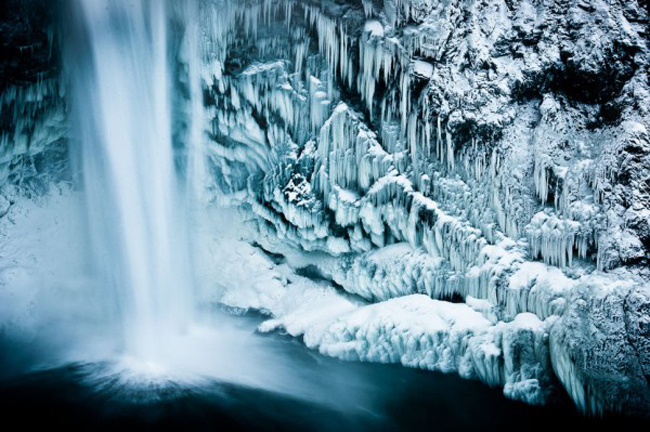 Vào mùa đông thác nước này bị đóng băng tạo nên những cột đá tuyệt đẹp.
