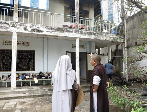 Cháy chùa, một sư thầy đang bệnh được giải cứu - 2