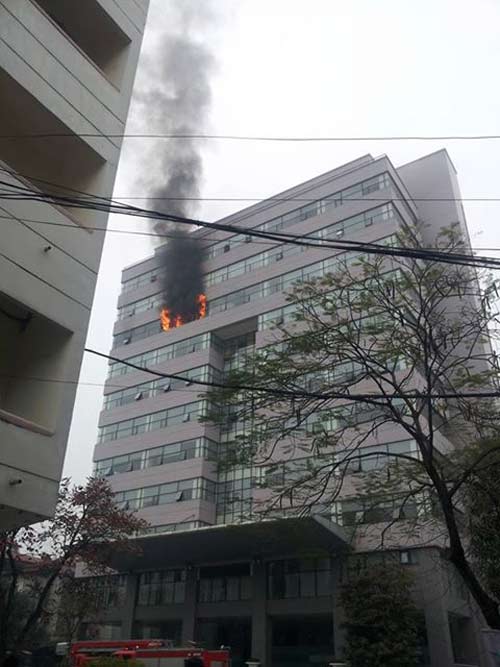 HN: Cháy lớn tại Trường Đại học Ngoại thương - 1