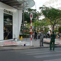 Tin tức trong ngày - Bị kính rơi trúng đầu, khách nước ngoài cấp cứu