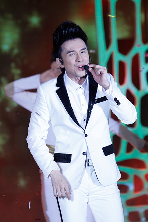Đan Trường liên tiếp bị "cưỡng hôn" - 10