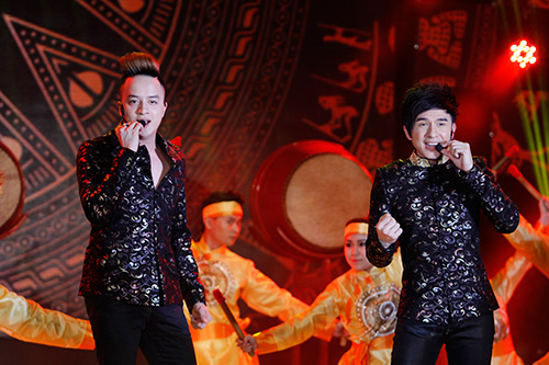 Đan Trường liên tiếp bị "cưỡng hôn" - 19