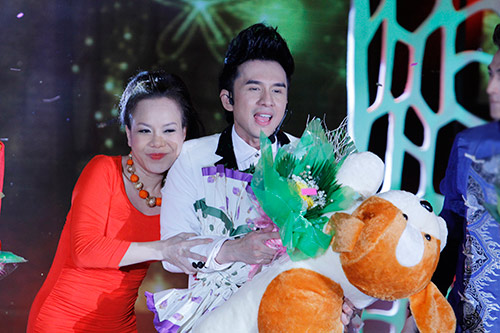 Đan Trường liên tiếp bị "cưỡng hôn" - 11