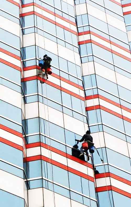 "Người nhện" đánh đu với mạng sống giữa Thủ đô - 1