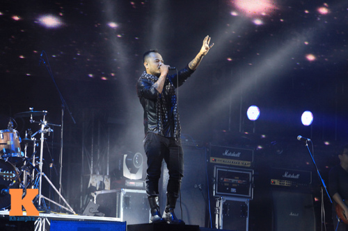 Nóng clip fan nữ "lắc lư" đêm bão Rock Hà Nội - 3