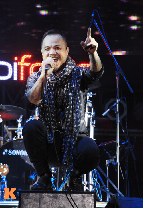 Nóng clip fan nữ "lắc lư" đêm bão Rock Hà Nội - 2