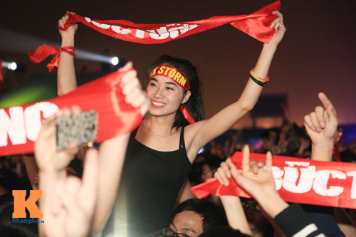 Nóng clip fan nữ "lắc lư" đêm bão Rock Hà Nội - 4