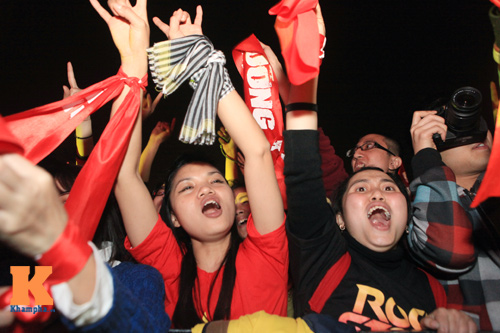 Nóng clip fan nữ "lắc lư" đêm bão Rock Hà Nội - 6