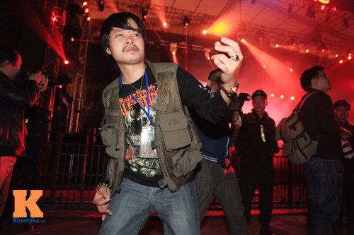 Nóng clip fan nữ "lắc lư" đêm bão Rock Hà Nội - 7