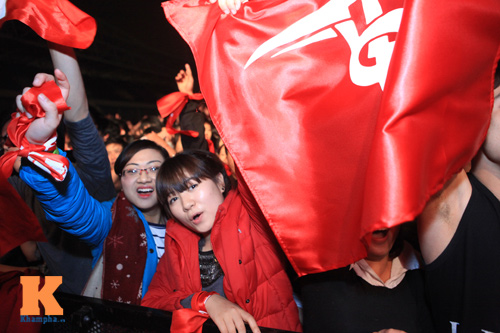 Nóng clip fan nữ "lắc lư" đêm bão Rock Hà Nội - 9