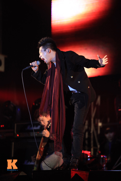 Nóng clip fan nữ "lắc lư" đêm bão Rock Hà Nội - 8