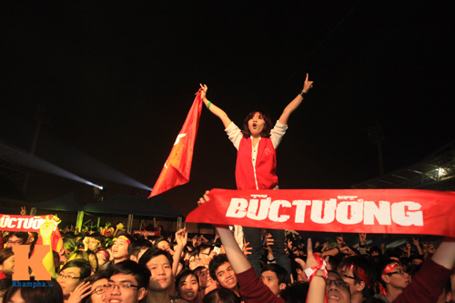 Nóng clip fan nữ "lắc lư" đêm bão Rock Hà Nội - 5