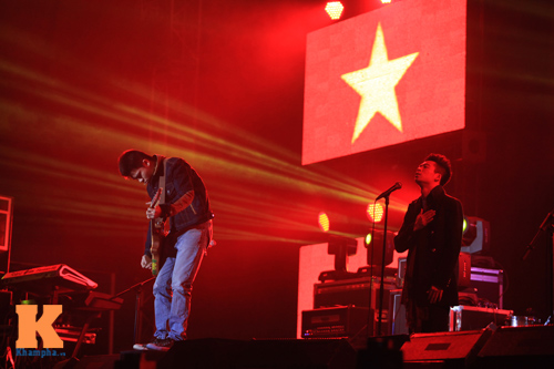 Nóng clip fan nữ "lắc lư" đêm bão Rock Hà Nội - 10