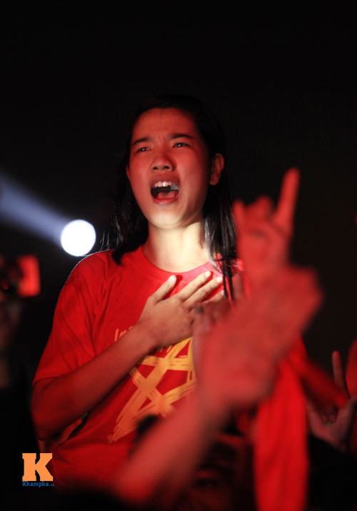 Nóng clip fan nữ "lắc lư" đêm bão Rock Hà Nội - 11