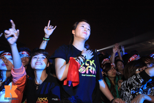 Nóng clip fan nữ "lắc lư" đêm bão Rock Hà Nội - 14