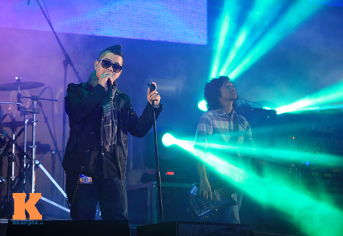 Nóng clip fan nữ "lắc lư" đêm bão Rock Hà Nội - 12