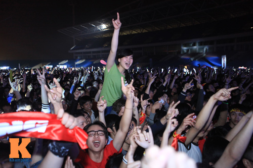 Nóng clip fan nữ "lắc lư" đêm bão Rock Hà Nội - 13