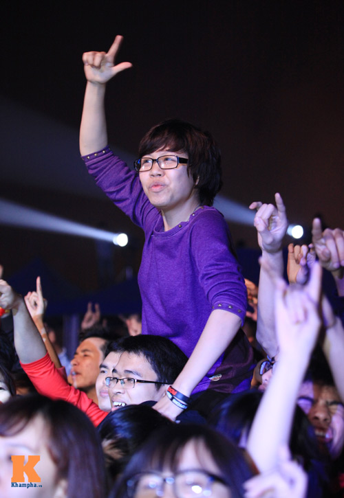 Nóng clip fan nữ "lắc lư" đêm bão Rock Hà Nội - 18