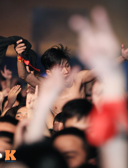 Nóng clip fan nữ "lắc lư" đêm bão Rock Hà Nội - 17