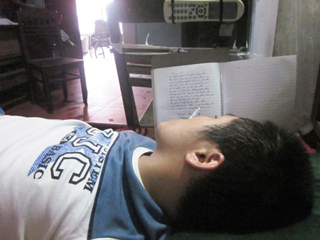 Chàng trai liệt toàn thân dùng miệng vẽ tranh - 1