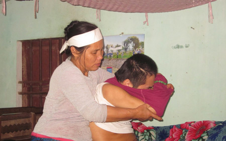 Chàng trai liệt toàn thân dùng miệng vẽ tranh - 3