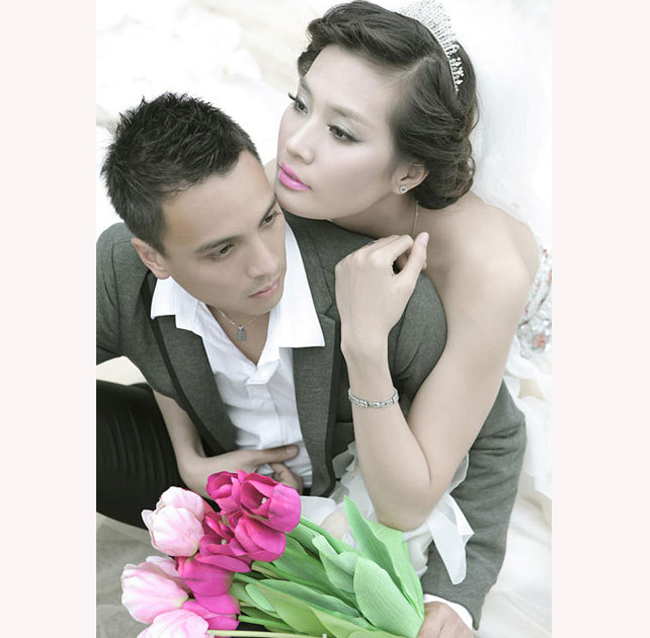 Mối tình 4 năm của siêu mẫu Đinh Lan Phương với tiền vệ Trịnh Quốc Hưng dẫn tới đám cưới ngọt ngào vào ngày 15/3/2011.
