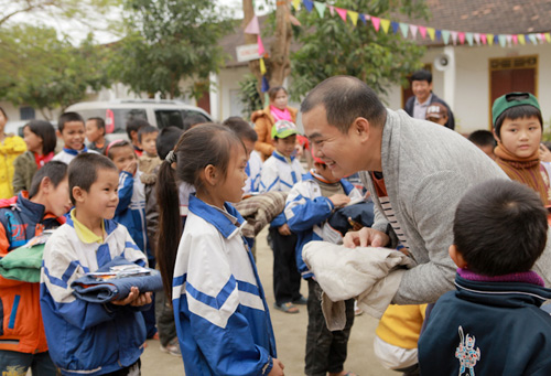 Thúy Hạnh vượt đường xa đi từ thiện - 16