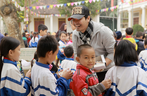 Thúy Hạnh vượt đường xa đi từ thiện - 17