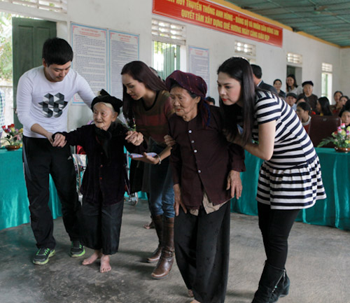 Thúy Hạnh vượt đường xa đi từ thiện - 5