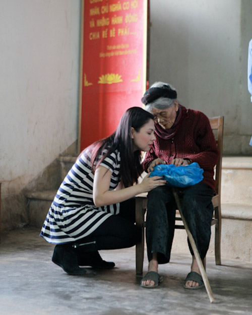 Thúy Hạnh vượt đường xa đi từ thiện - 7