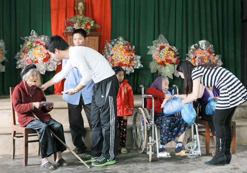 Thúy Hạnh vượt đường xa đi từ thiện - 8